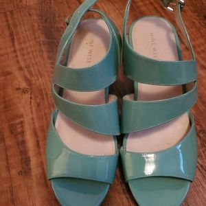 Nine West mint green patent platform sandals sz 9